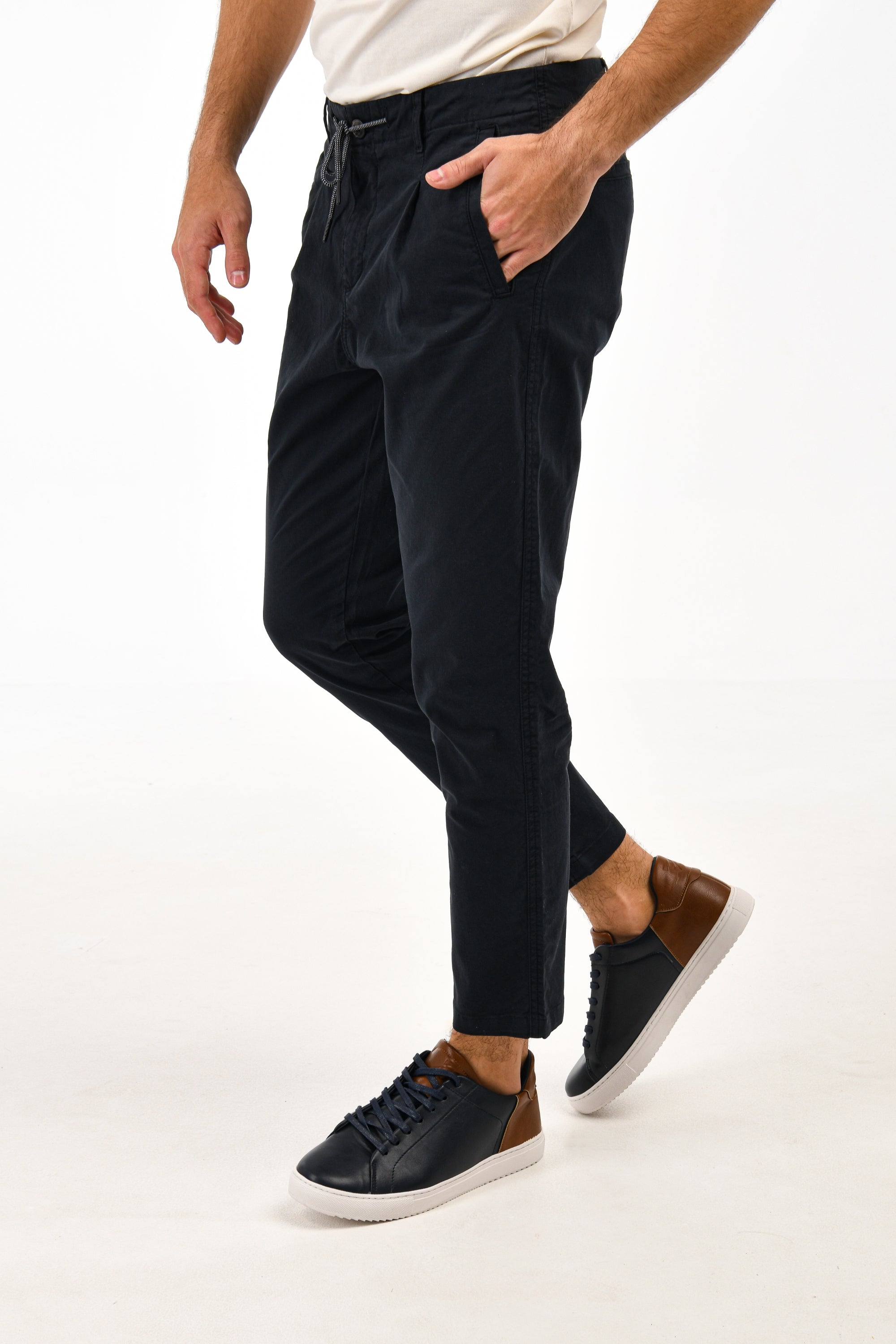 Cropped Fit Black Chinos